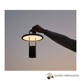 Vælg imellem Stelton Pier LED Lampe H33,5 i Sort eller Sand