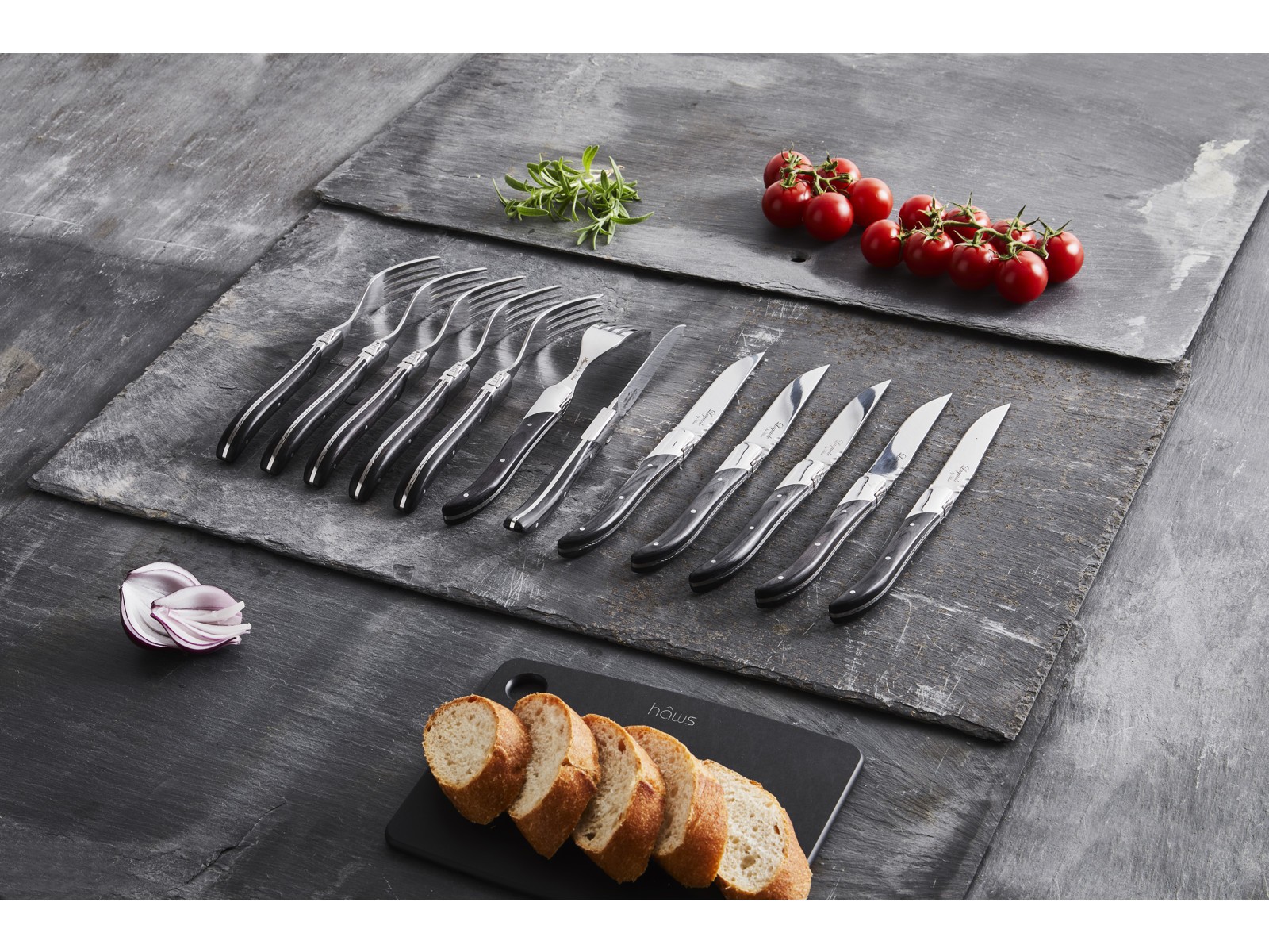 Steakknivesæt M. 12 knive og 12 gafler. Varenummer: FNSTEAK12