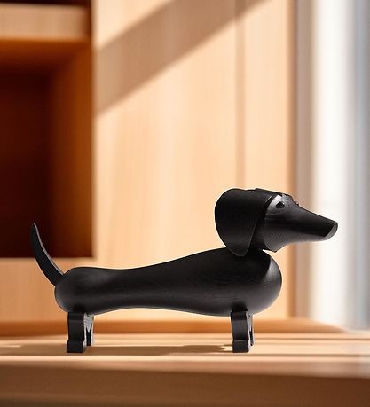 Kay Bojesen mellem Gravhund i sort