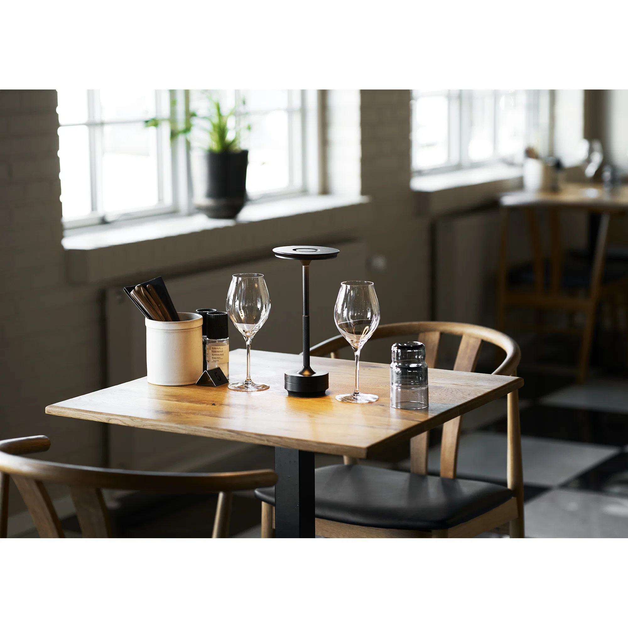 Lyneham Bordlampe Bordlampe, genopladelig, metal, sort, crom eller messing
